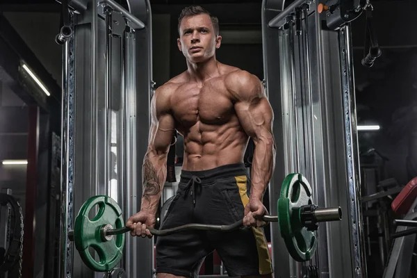 Spieratletische Bodybuilder Man Harde Training Sportschool Donkere Achtergrond Met Dramatisch — Stockfoto