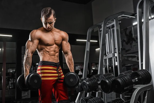 Muscolare Atletico Bodybuilder Uomo Duro Allenamento Palestra Sfondo Scuro Con — Foto Stock