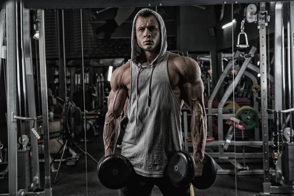 Muskulöse Athletische Bodybuilder Mann Hartes Training Der Turnhalle Vor Dunklem — Stockfoto