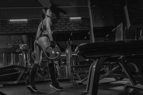 Mujer Joven Deportiva Entrenamiento Gimnasia Entrenamiento Gimnasio Fitness —  Fotos de Stock