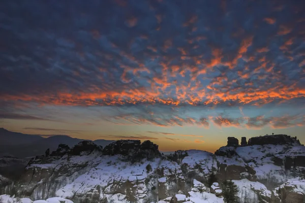 Закат над Белоградчиковыми скалами. Зимний пейзаж. Болгария — стоковое фото