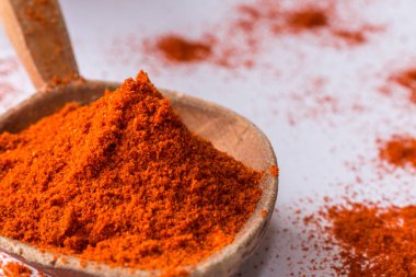 Tahta kaşık kırmızı biber tozu