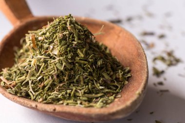 Yeşil otlar ve baharatlar tahta kaşık üzerinde