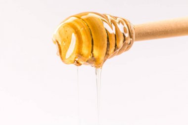 dan üzerinde beyaz izole bir ahşap bal ayı damlayan bal