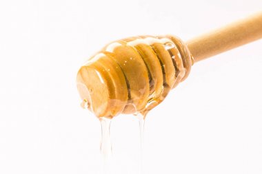 dan üzerinde beyaz izole bir ahşap bal ayı damlayan bal