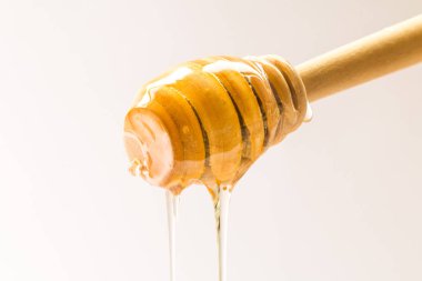 dan üzerinde beyaz izole bir ahşap bal ayı damlayan bal