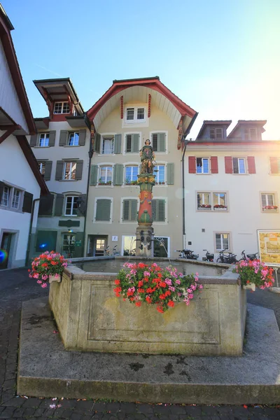 Piazza con fontana ad Aarau, Svizzera — Foto Stock