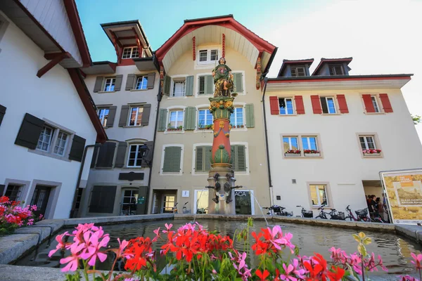 Plaza con una fuente en Aarau, Suiza —  Fotos de Stock