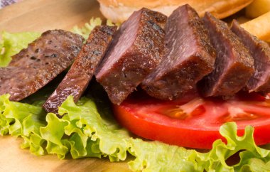 Izgara dana biftek, patates ve sebze yakın çekim