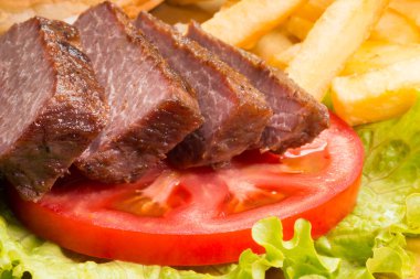 Izgara dana biftek, patates ve sebze yakın çekim