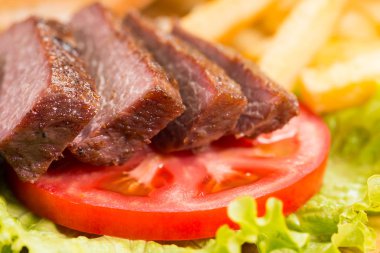 Izgara dana biftek, patates ve sebze yakın çekim