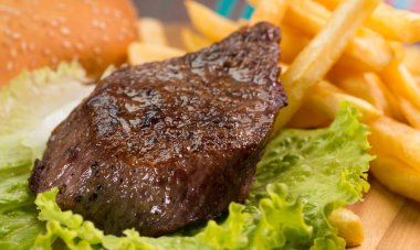 Izgara biftek, patates kızartması ve sebze.