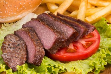 Izgara dana biftek, patates ve sebze yakın çekim