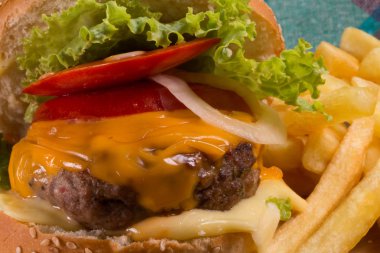 Tahta masada hamburger ve patates kızartması. 