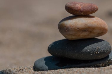 Sahilde taş yığını