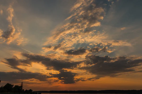 Cielo nublado en hermoso fondo del atardecer —  Fotos de Stock