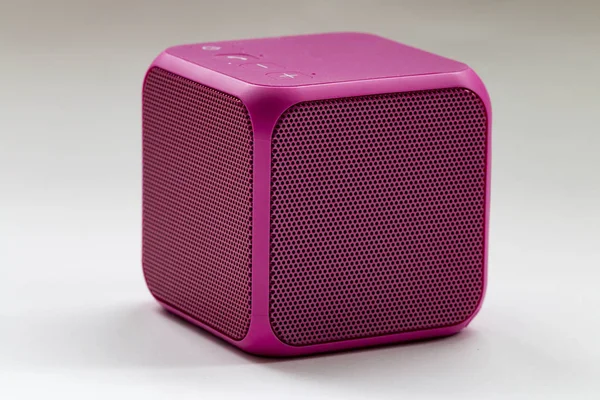 Wireless Portable pink Speaker cube — Stock Photo, Image