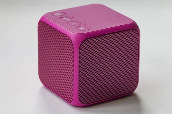 Wireless Portable pink Speaker cube — Stock Photo, Image