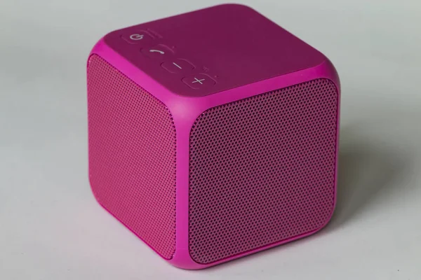 Wireless Portable pink Speaker cube — Stock Photo, Image