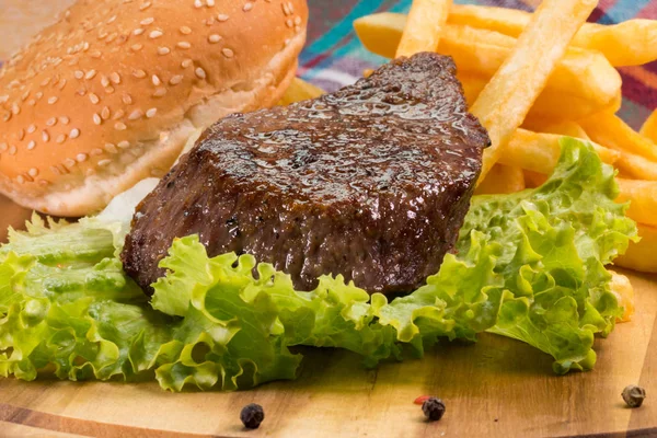 Steak vom Grill, Pommes und Gemüse — Stockfoto