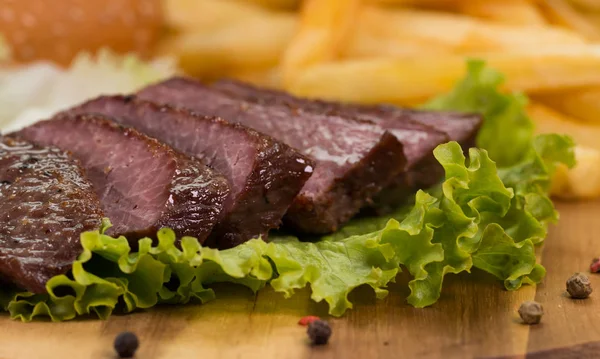 Izgara dana biftek, patates ve sebze yakın çekim