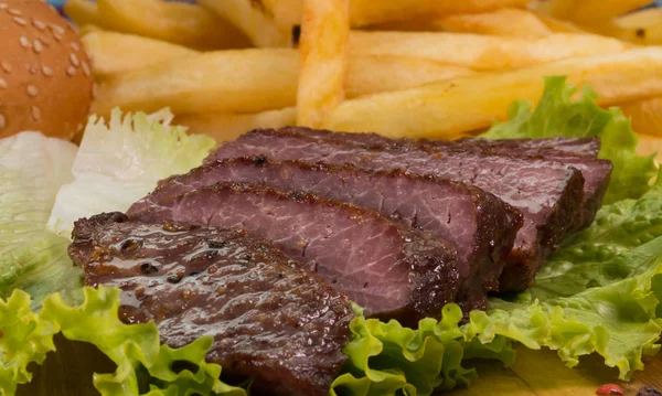 Izgara dana biftek, patates ve sebze yakın çekim