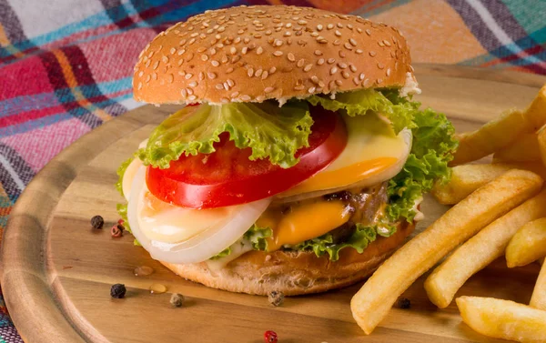 Tahta masada hamburger ve patates kızartması. 