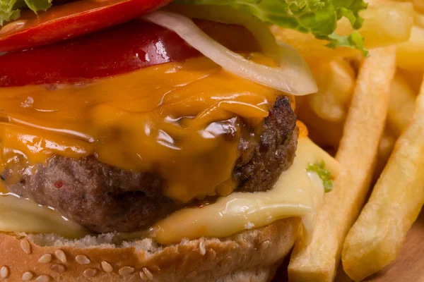 Tahta masada hamburger ve patates kızartması. 