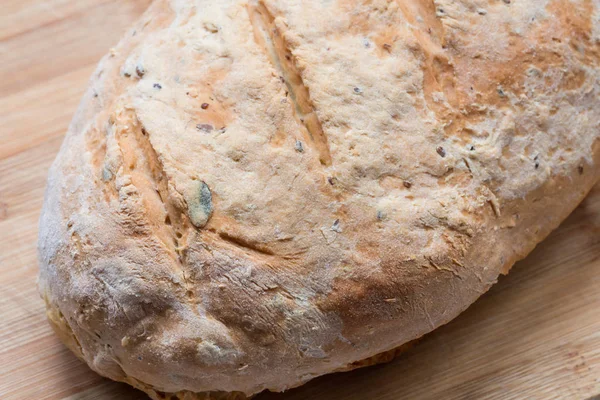 Pane fatto in casa con semi — Foto Stock