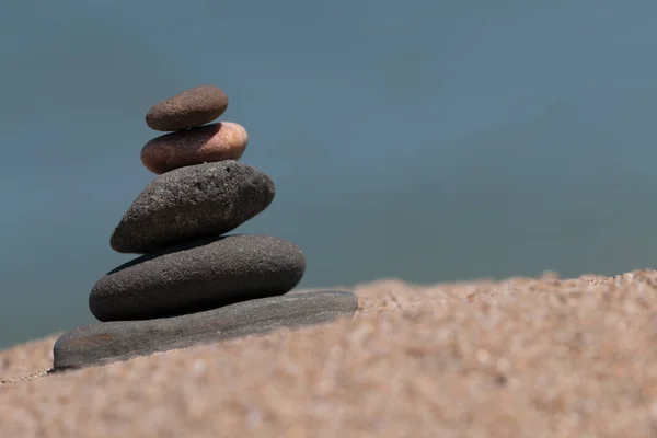Стопка камней на пляже — стоковое фото