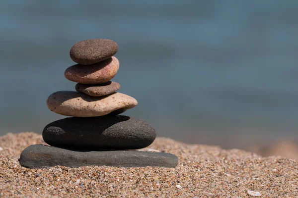 Sahilde taş yığını