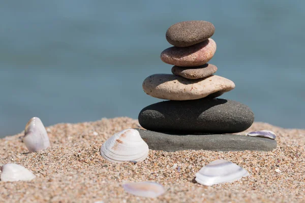 Sahilde taş yığını