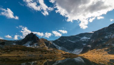 İki Yataklı göl - Rila Yedi Göller bölgesinde en büyük.