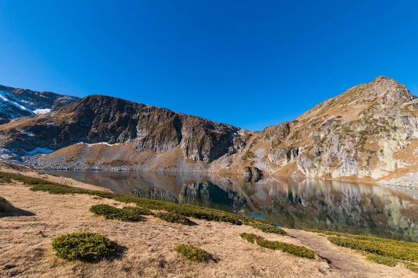 A vese-tó az egyik a hét Rila tavak. Rila-hegység, — Stock Fotó