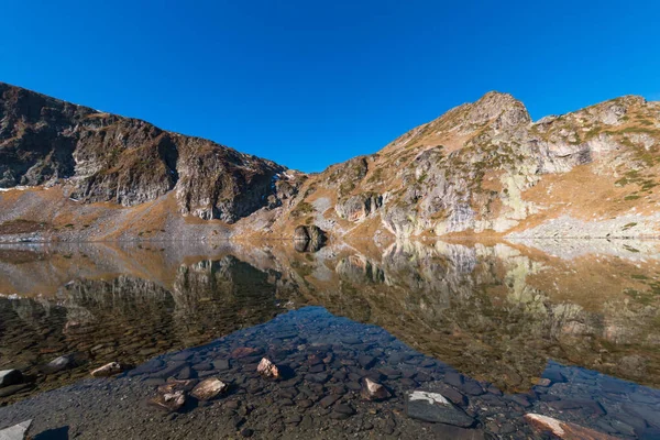 A vese-tó az egyik a hét Rila tavak. Rila-hegység, — Stock Fotó