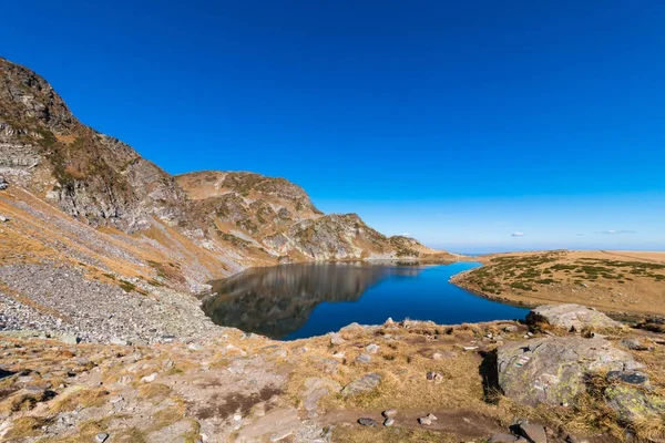 A vese-tó az egyik a hét Rila tavak. Rila-hegység, — Stock Fotó