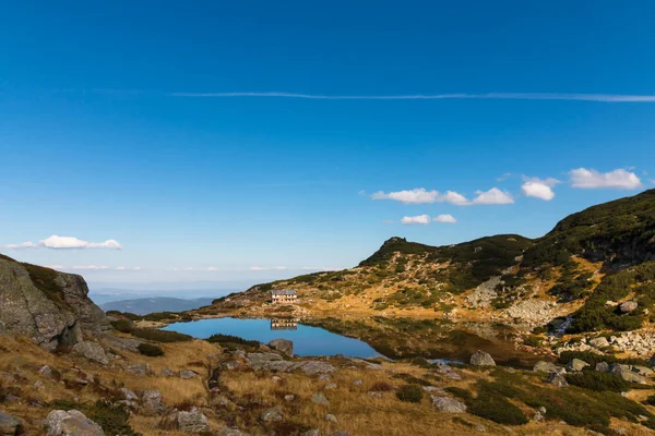 Das Chalet der sieben Seen und der Fischsee, rila mountain, bulgari — Stockfoto