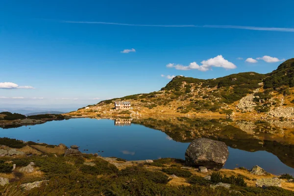 A hét tó-faház és a hal-tó, a Rila-hegység, Bulgari — Stock Fotó