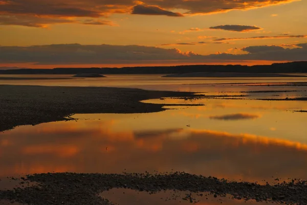 Puesta de sol cayendo en las aguas poco profundas —  Fotos de Stock