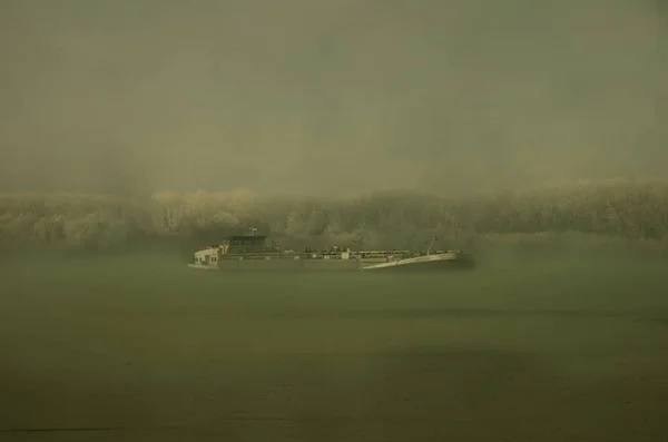 Río Danubio Cubierto Por Niebla Barco — Foto de Stock