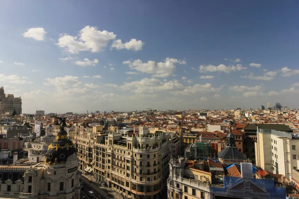 Häuser und Straßen in Madrid, von oben betrachtet — Stockfoto