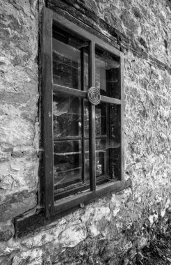 Tek renkli eski lekeli penceresinde sokak yakın çekim