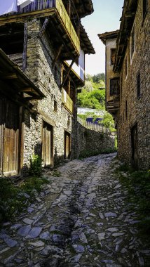 Bir eski Bulgar şehirde taş döşeme bir dar eski sokak