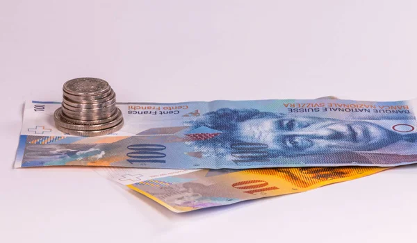 스위스 은행권 및 동전 흰색 바탕에 — 스톡 사진