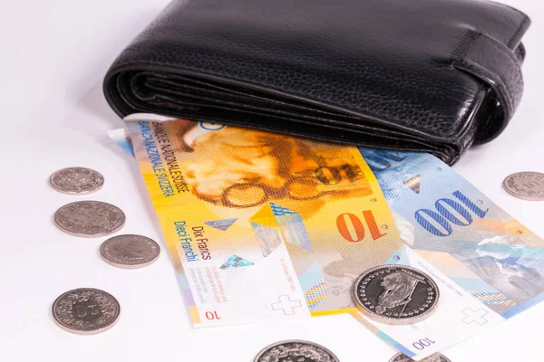 스위스 지폐와 흰색에 지갑에 동전 — 스톡 사진