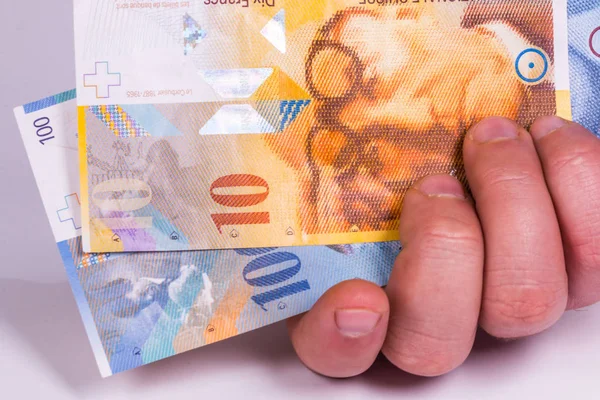 남자가 그의 손에 보유 스위스 은행권 클로즈업 — 스톡 사진