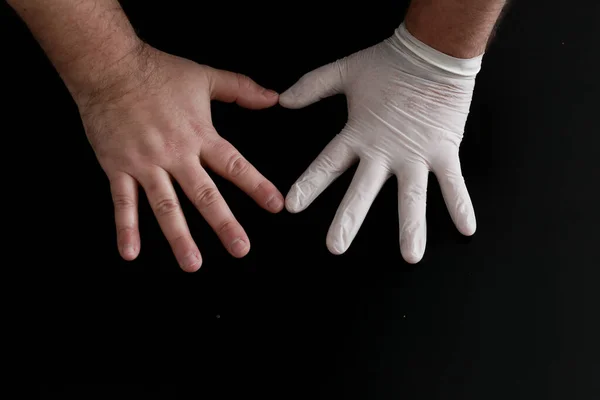 Две Руки Показывают Форму Сердца Черном Фоне Одна Рука Медицинской — стоковое фото