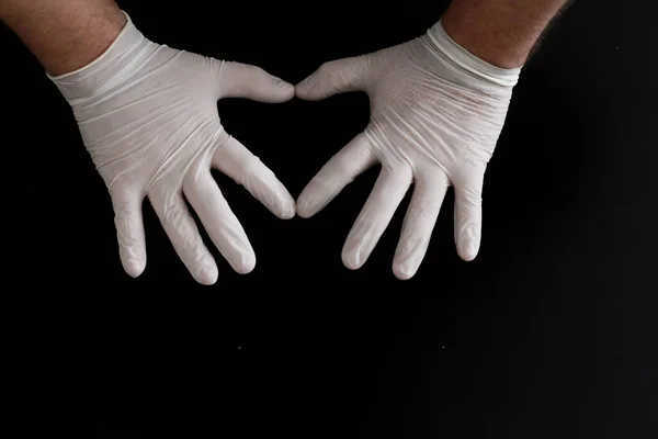 Две Руки Медицинских Перчатках Показывают Форму Сердца Черном Фоне — стоковое фото