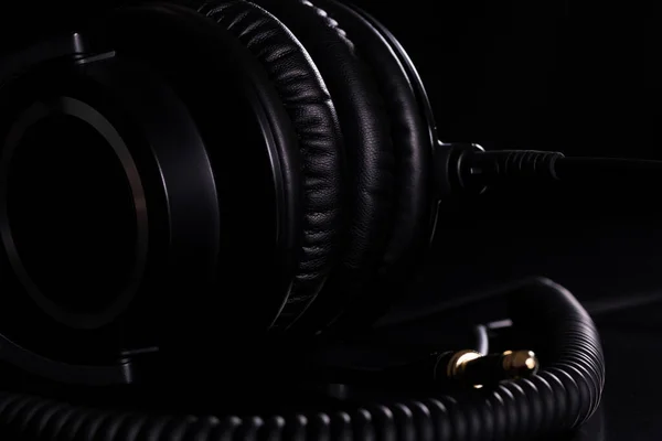 プロのスタジオヘッドフォンの美しい詳細黒の背景にクローズアップ — ストック写真