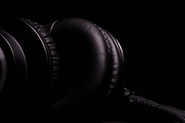Όμορφες Λεπτομέρειες Των Επαγγελματικών Ακουστικών Στούντιο Γκρο Πλαν Μαύρο Φόντο — Φωτογραφία Αρχείου
